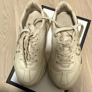 RHYTON GUCCI LOGO LEATHER SNEAKER